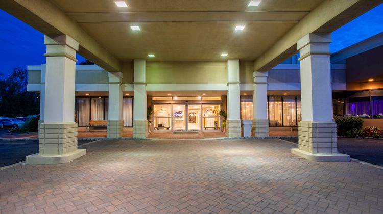 Holiday Inn-Suites Parsippany Fairfield Exterior