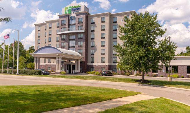 Holiday Inn Express & Suites Columbus Exterior
