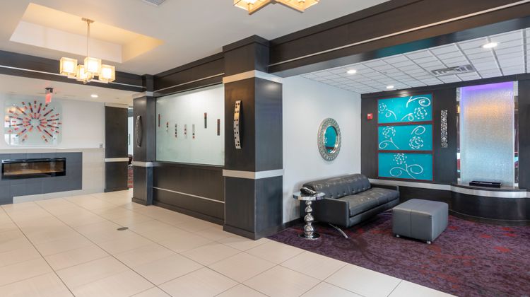 Holiday Inn Express & Suites Columbus Lobby