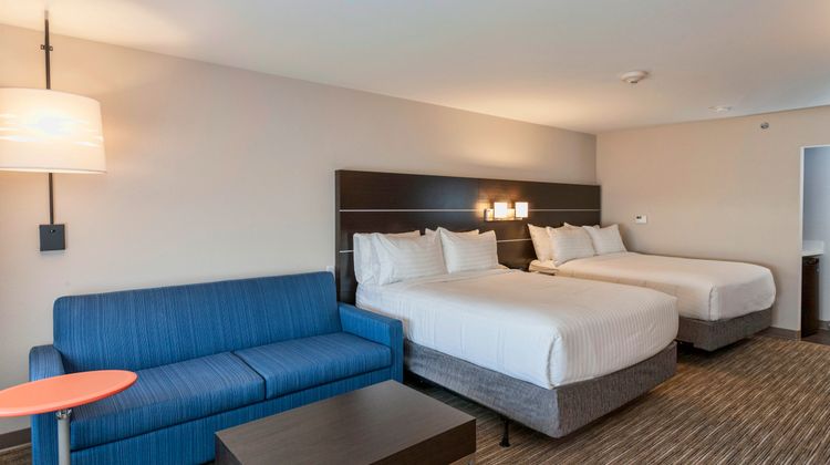 Holiday Inn Express & Suites Dodge City Suite