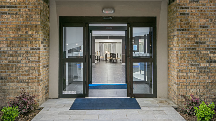 Holiday Inn Express/Suites Houston Intl Exterior