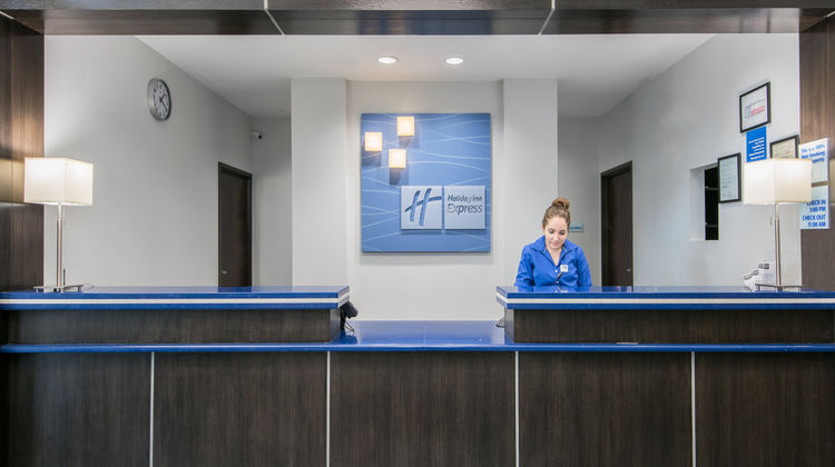 Holiday Inn Express/Suites Houston Intl Lobby