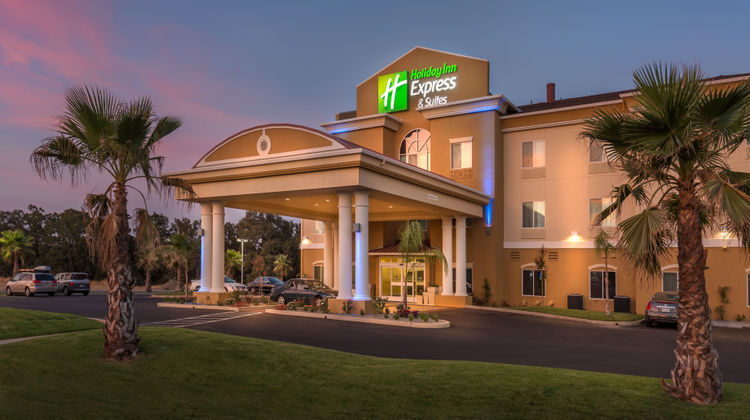 Holiday Inn Express & Suites Red Bluff Exterior