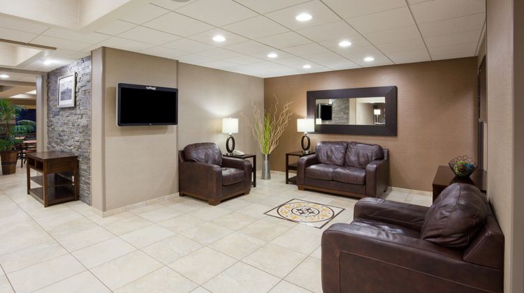 Holiday Inn Express & Suites Lobby