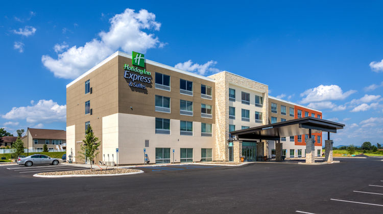 Holiday Inn Express & Stes Reedsville Exterior