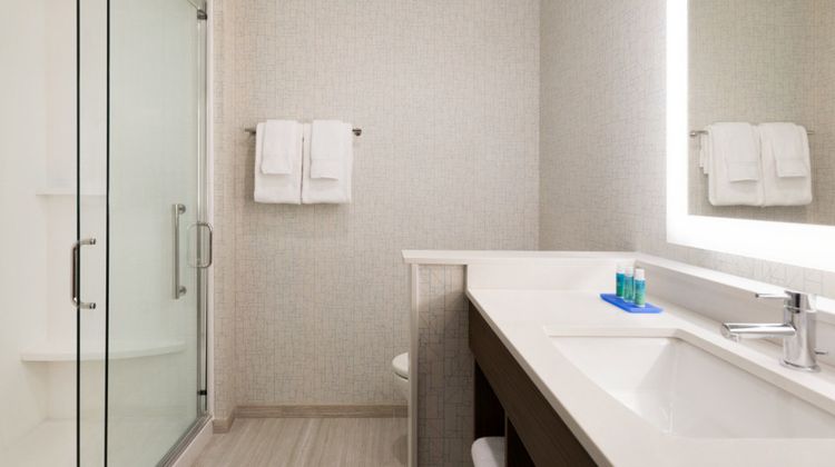 Holiday Inn Express/Suites Cincinnati NE Room
