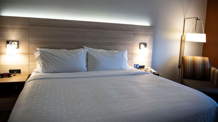 Holiday Inn Express Sedalia Room