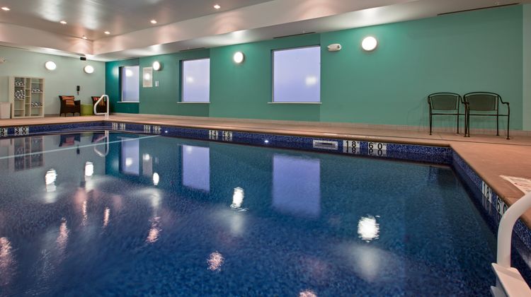 Holiday Inn Express & Suites Carlisle Pool