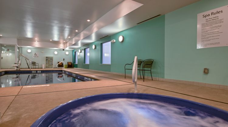Holiday Inn Express & Suites Carlisle Pool