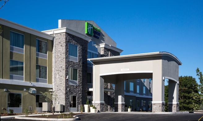 Holiday Inn Express & Suites Carlisle Exterior