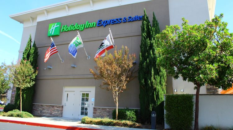Holiday Inn Express Hotel & Suites Exterior