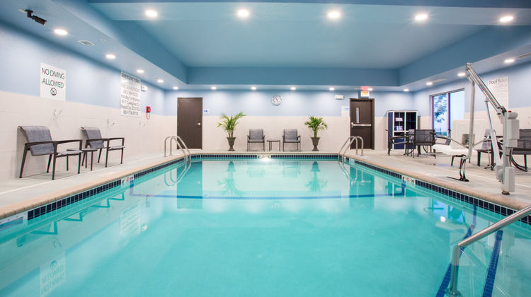 Holiday Inn Express & Suites Rushmore So Pool