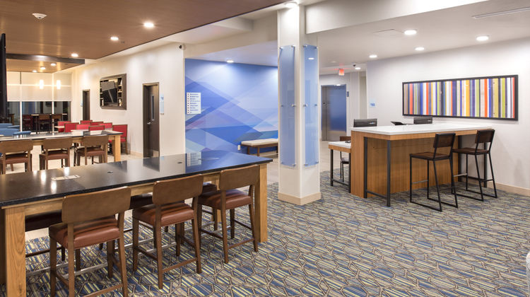 Holiday Inn Express & Suites Rushmore So Lobby