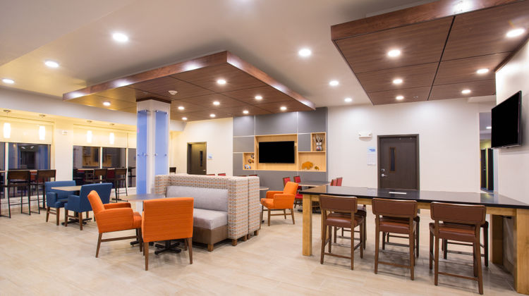 Holiday Inn Express & Suites Rushmore So Lobby