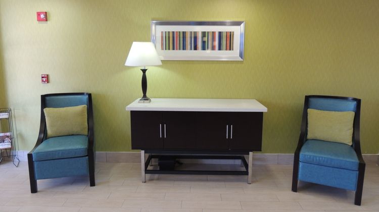 Holiday Inn Express/Suites Birmingham E Lobby