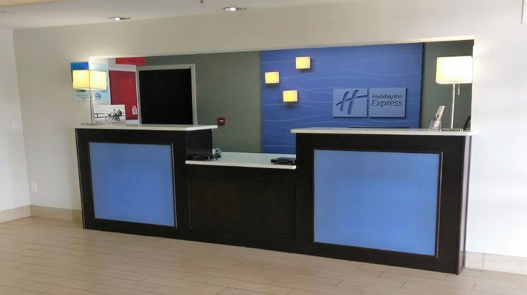 Holiday Inn Express/Suites Birmingham E Lobby