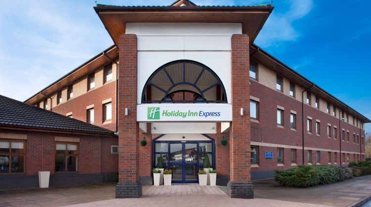 Holiday Inn Express Warwick Exterior