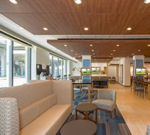 Holiday Inn Express & Suites North Shore Lobby