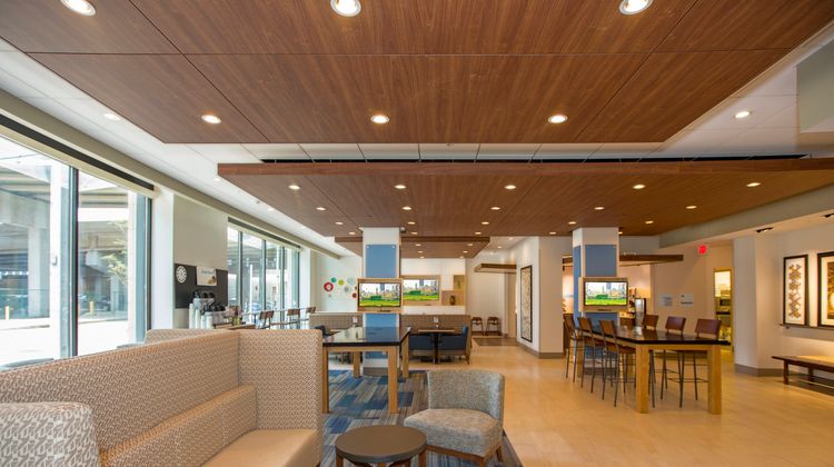 Holiday Inn Express & Suites North Shore Lobby