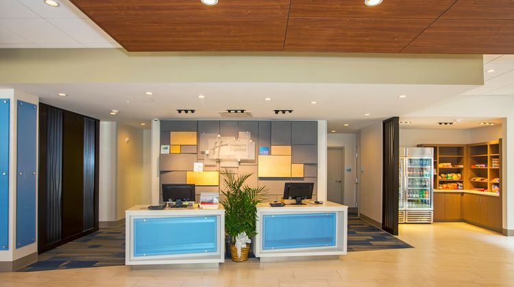 Holiday Inn Express & Suites North Shore Lobby