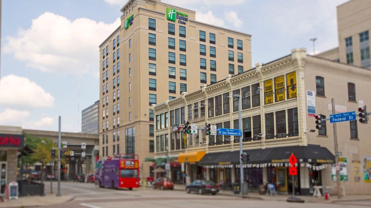 Holiday Inn Express & Suites North Shore Exterior