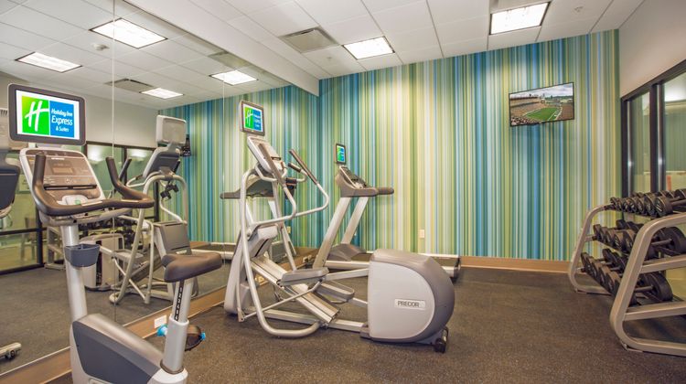 Holiday Inn Express & Suites North Shore Health Club