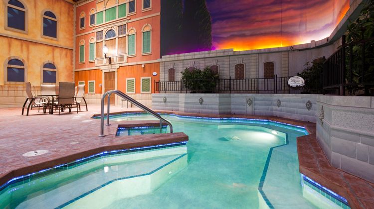 Holiday Inn Hotel & Suites Pool