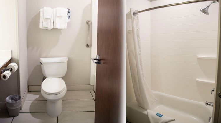 Holiday Inn Express Sedalia Room