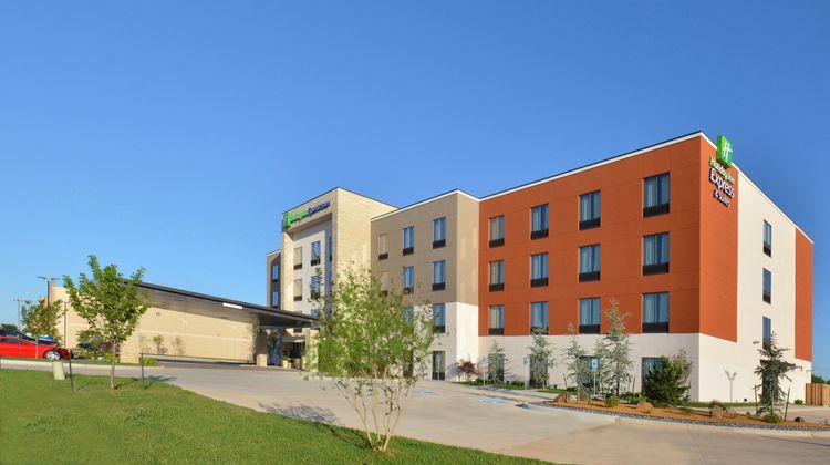 Holiday Inn Express/Stes City Mid-Arpt Exterior