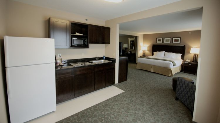 Holiday Inn Express Hotel & Stes SE Room