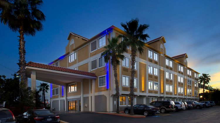 Holiday Inn Express Downtown Market Area Exterior