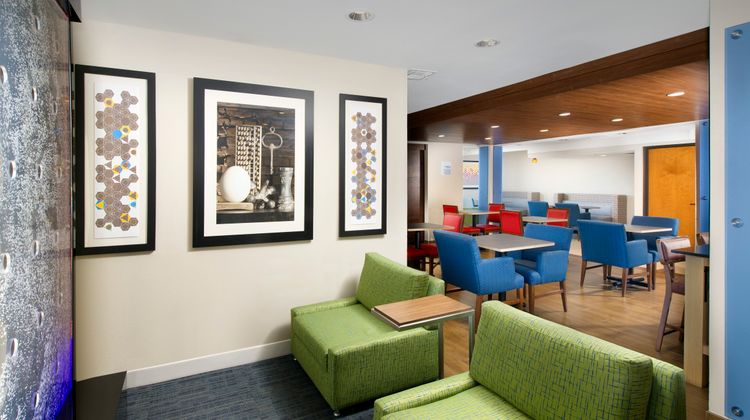 Holiday Inn Express Downtown Market Area Lobby