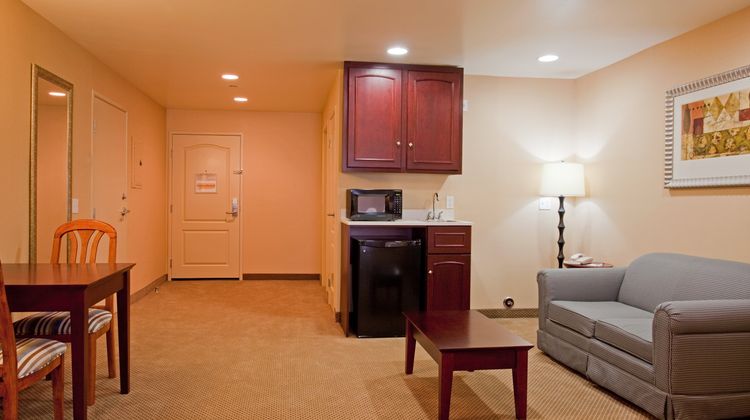 Holiday Inn Express & Suites Los Angeles Room