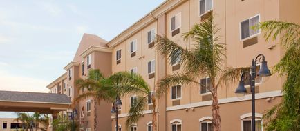 Holiday Inn Express & Suites Los Angeles Exterior
