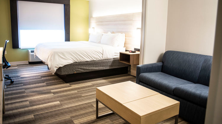 Holiday Inn Express Sedalia Suite