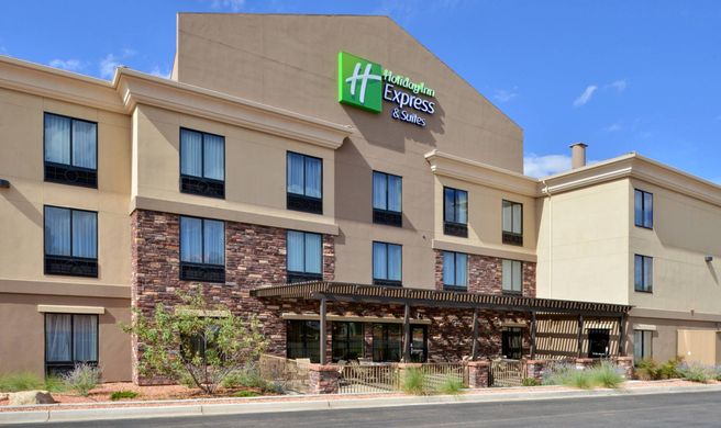 Holiday Inn Express & Suites Page Exterior
