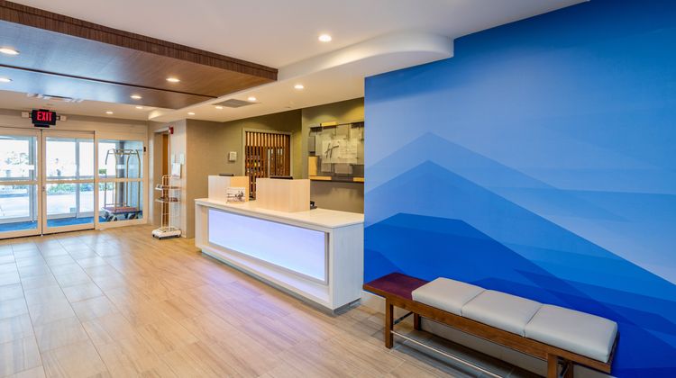 Holiday Inn Express Hotel & Suites Lobby