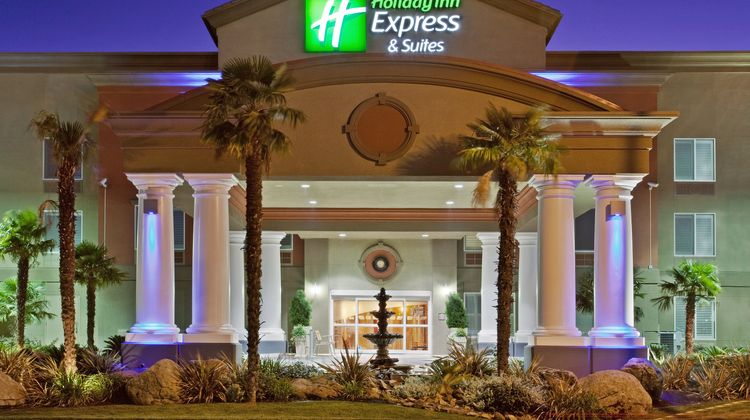 Holiday Inn Express Hotel & Suites Exterior