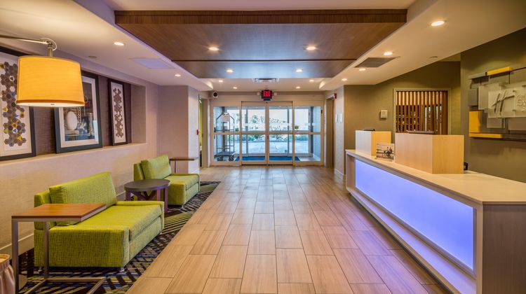 Holiday Inn Express Hotel & Suites Lobby