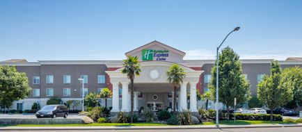 Holiday Inn Express Hotel & Suites Exterior