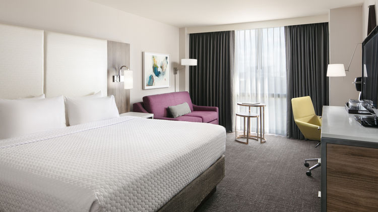 Crowne Plaza Dallas Market Center Room