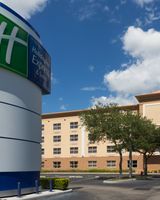 Holiday Inn Express Hotel & Suites