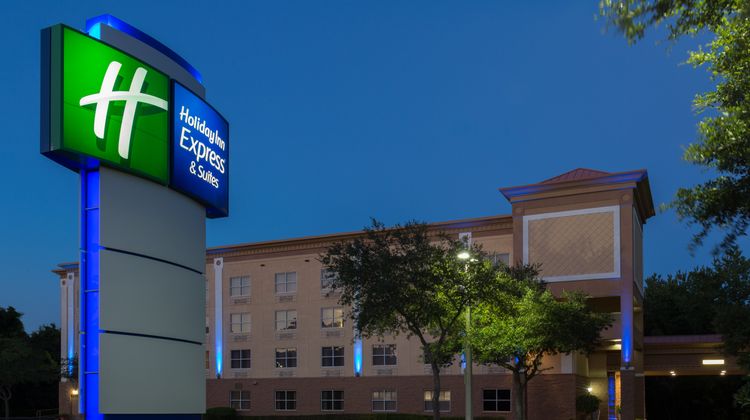 Holiday Inn Express Hotel & Suites Exterior
