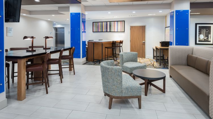 Holiday Inn Express & Stes Missouri City Lobby