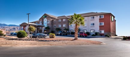 Holiday Inn Express Hotel & Suites Exterior