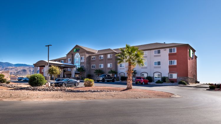 Holiday Inn Express Hotel & Suites Exterior