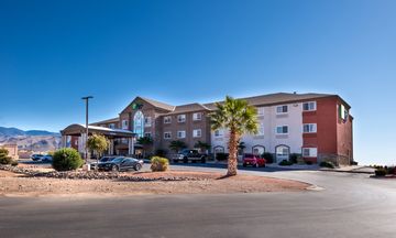 Holiday Inn Express Hotel & Suites