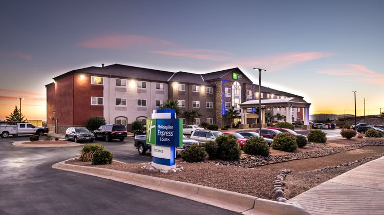 Holiday Inn Express Hotel & Suites Exterior