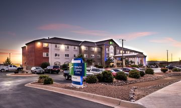 Holiday Inn Express Hotel & Suites