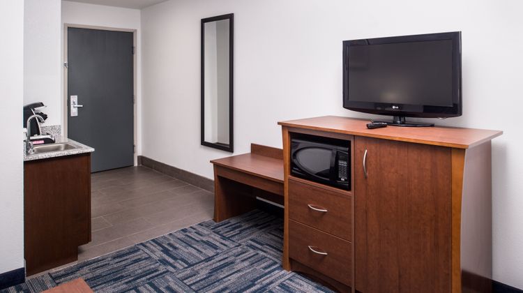 Holiday Inn Express Hotel & Suites Suite
